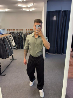 PANTALON PINZADO LISO NEGRO en internet