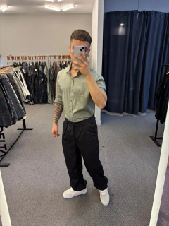 PANTALON PINZADO LISO NEGRO - deltastreet