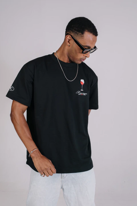 Camiseta Oversized Preta Streetwear | Vinho