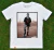 T-shirt branca com estampa de um jogador de futebol com máscara, representando o movimento Zapatista EZLN, em Chiapas.