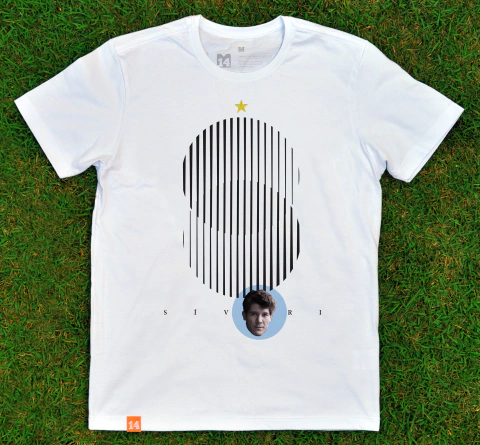 Camiseta branca com design gráfico em preto e azul, destacando o nome "SÍVORI" e a imagem de Omar Sivori, uma lenda do futebol argentino.