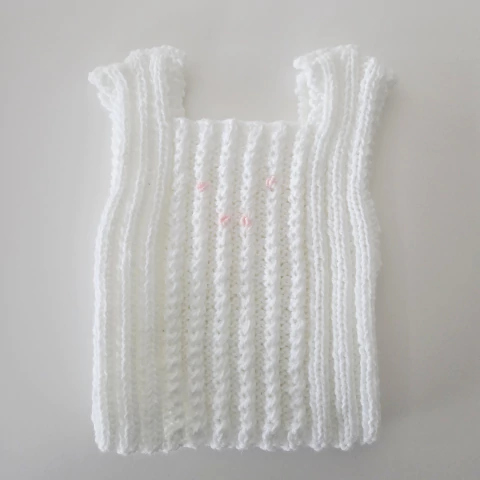 Chaleco tejido artesanal blanco con florcita rosa recién nacidos - comprar online