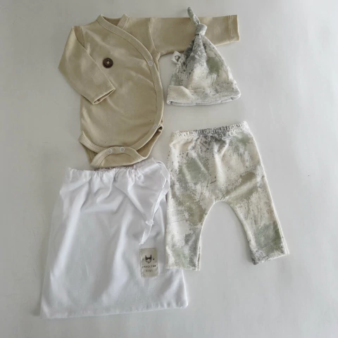 Ajuar prematuro body beige cruzado, gorro y pantalón batik + bolsa - comprar online