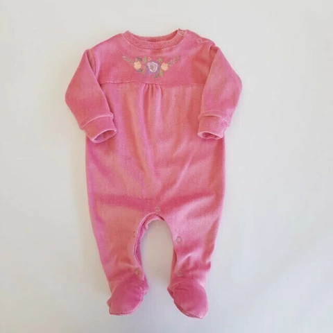 Enterito plush rosa bordado con pie