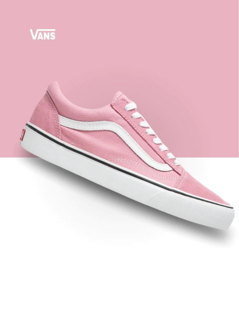 Imagem do Tênis Vans Old Skool na cor rosa, com detalhes em branco e sola preta.