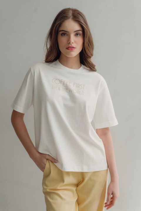 T-shirt Essential Oversized Coffee First - comprar online