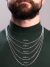 Corrente de Prata 925 Veneziana da marca Morelli Joias em diferentes tamanhos, mostrando medidas de 50CM a 70CM, com um modelo usando uma camiseta verde.
