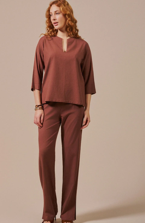 Calça com detalhe de cós e bolsos Biamar 12271