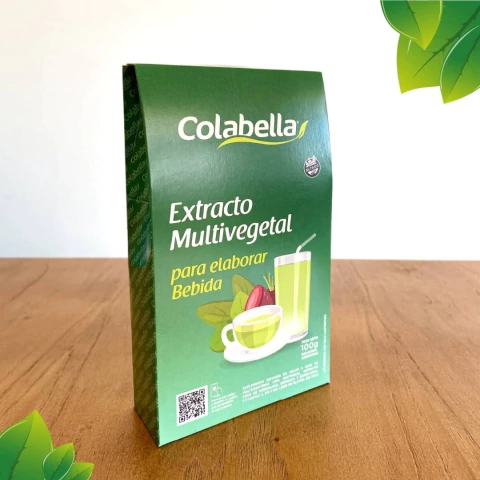 Paquete verde de extracto multivegetal Colabella de 100 gramos para elaborar bebida, sobre sobre mesa de madera