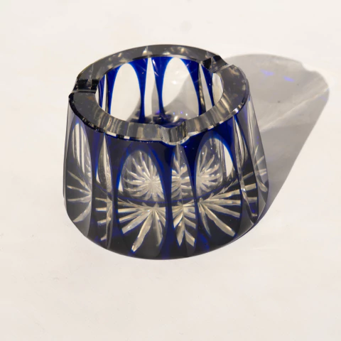 Cenicero de cristal azul tallado