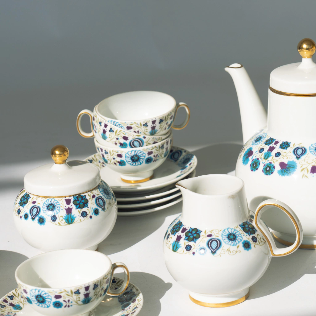 Juego de Cafe Vintage Porcelana Verbano con Flores y dorado - 15 pzas.