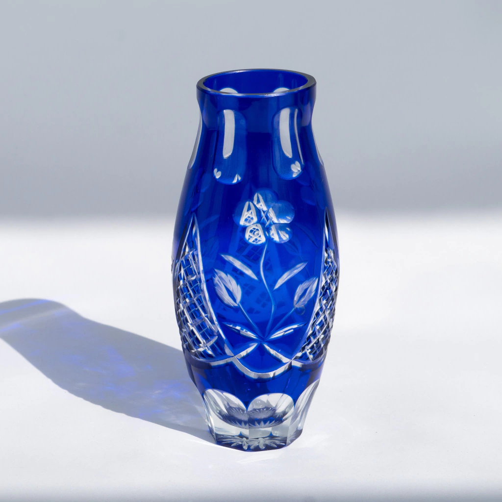 Petit Florero De Cristal Azul Encamisado y Tallado “Florisian”
