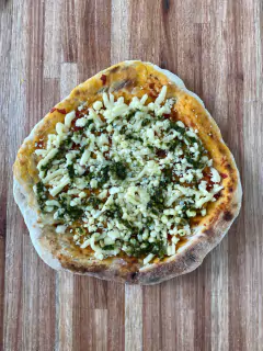 Pizza 4 Quesos y Pesto