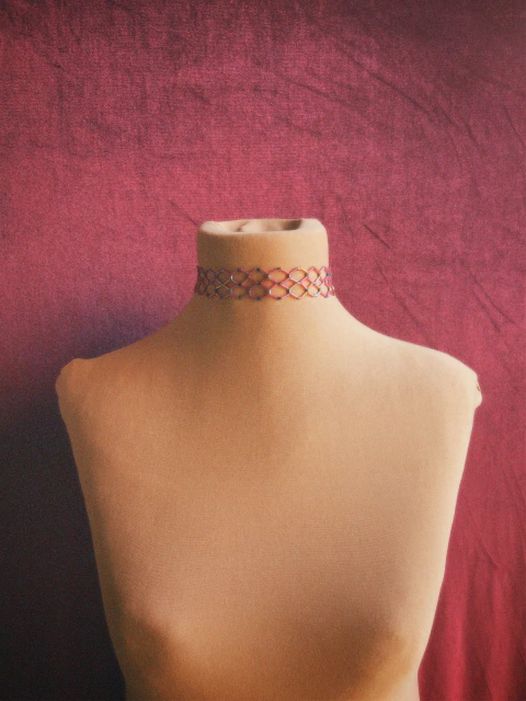 Choker red