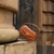BOLSA TIRACOLO COM PINGENTE ORGÂNICO na internet