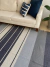 tapete listrado nos tons de azul, cinza e bege. Tapete 100% algodão, ideal para sala de estar. é facil de lavar e combina com qualquer ambiente. Tapete rustico para fazenda e casa de campo, sítios, airbnb