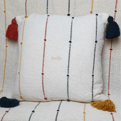 Esta almofada em algodão cru com listras coloridas e detalhe bordado traz um charme especial ao seu espaço. Os tasséis nas pontas adicionam um toque final de estilo, tornando-a uma peça encantadora para qualquer ambiente. Com listras vibrantes e um detalh