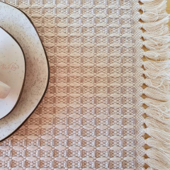 lugar americano dupla face, feito artesanal no tear, nas cores rose e cru com detalhes terracota e acabamento em franja