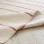 tapete fundo bege com listras na cor terracota. tapete versátil Tapete para sala, ideal para decoração tons pasteis. tapete para apartamento, tapete para sala pequena, tapete lavavel na maquina