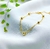 Pulseira dourada com bolinhas