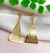 Brinco pirâmide fotocorrosão dourado - comprar online