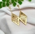 Brinco longo com zircônias dourado