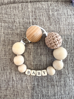 Porta chupete BABY madera y crochet - comprar online