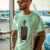 Camiseta O filho do homem - René Magritte - comprar online
