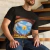 Camiseta O Olho de Goiânia – Releitura de René Magritte