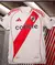 Imagen de 3X1 CAMISETA TITULAR 2025 RIVER + CAMISETA ALTERNATIVA + SET BOTELLAS X3