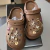 Sandália Crocs Plataforma Com Bottons marrom - URBANS STORES