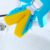 Esponja de repuesto para mopa mágica en colores azul y amarillo, siendo enjuagada bajo el agua.