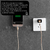 Gancho organizador transparente utilizado para colgar un teléfono móvil y otros artículos en una pared.