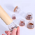 Regatones de silicona transparentes para proteger patas de muebles, en mano, con varios tamaños de protectores en la superficie.