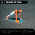 Mujer haciendo yoga con bloques de goma eva en una colchoneta.