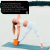 Una mujer practicando yoga en la playa con un ladrillo de goma eva, buscando equilibrio en su postura.