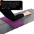 Persona utilizando una rueda para abdominales sobre una colchoneta morada, enfocándose en ejercicios de fitness.