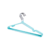Percha infantil de color azul y plateado, ideal para colgar ropa de niños.