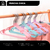Perchas infantiles de colores en un perchero, diseñadas para ropa pequeña.