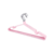 Percha infantil de color rosa, ideal para colgar ropa de niños.