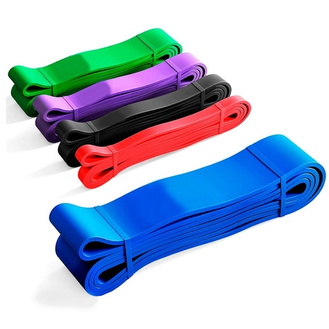 Conjunto de cinco bandas de resistencia de colores (verde, púrpura, negro, rojo y azul) para ejercicios de entrenamiento, dispuestas ordenadamente.