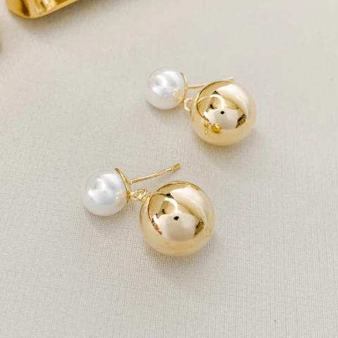 BRINCO PÉROLA COM ESFERA GOLD | BANHADO A OURO 18K - comprar online