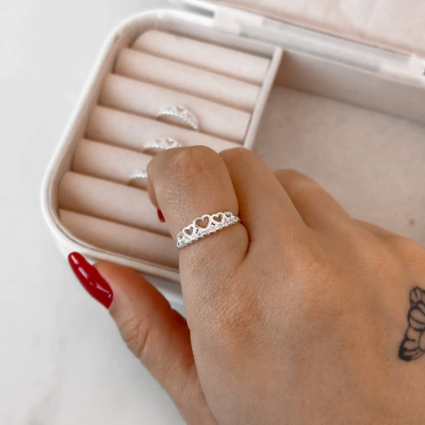 ANEL MEIO CRAVEJADO COM CORAÇÕES VAZADOS | PRATA 925 - comprar online