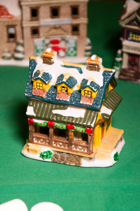 Bibelô casinha natalina amarela em porcelana