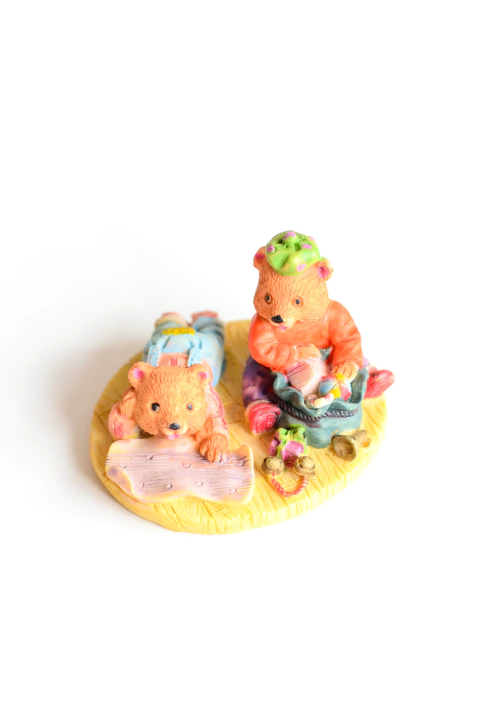 Bibelô ursinhos lendo Santini em resina - comprar online