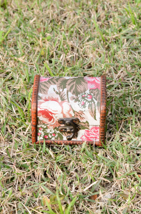 Porta joias em formato de baú floral em madeira - comprar online