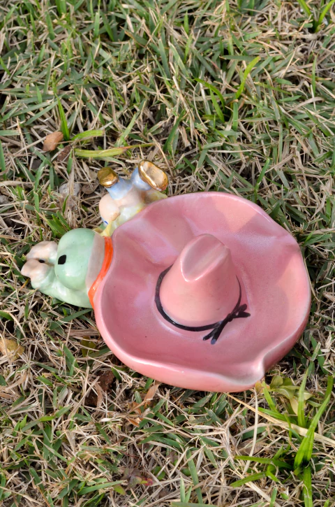 Cinzeiro crianças escondidas no chapéu em porcelana - comprar online