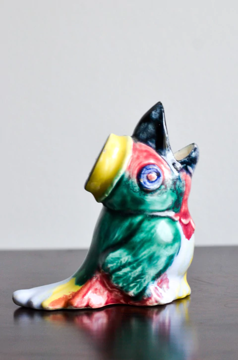 Paliteiro pássaro de chapéu em porcelana - comprar online