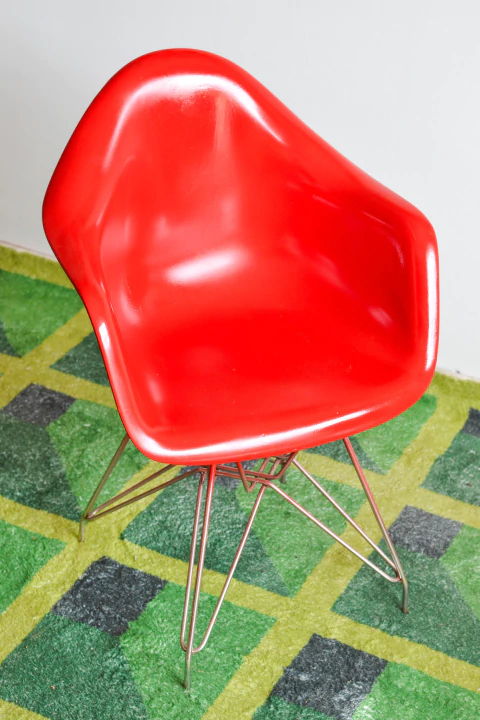 Cadeira infantil Charles Eames em fibra de vidro - comprar online