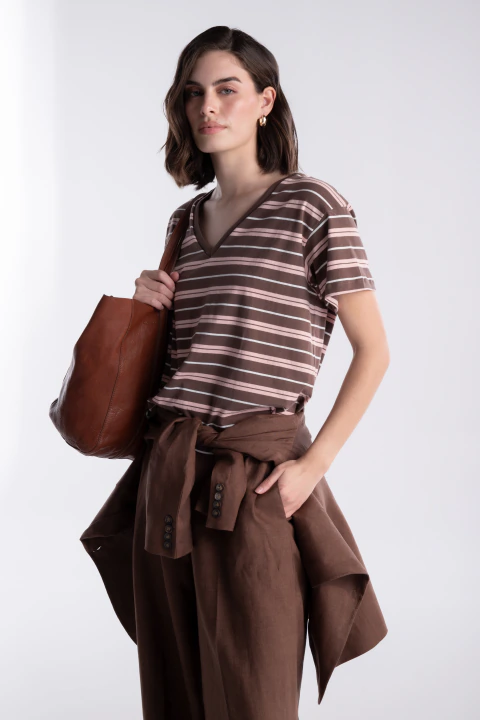 REMERA RIO ESC. V CHOCOLATE
